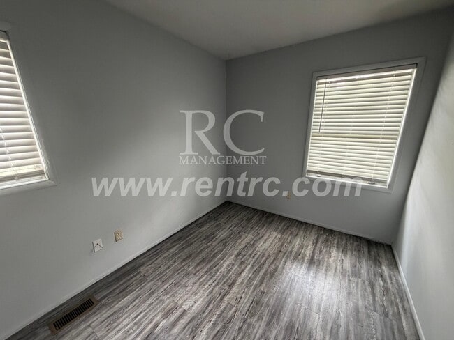 Building Photo - 910 Timberline-