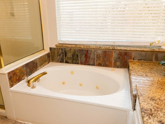 Building Photo - 15922 Cutten Rd