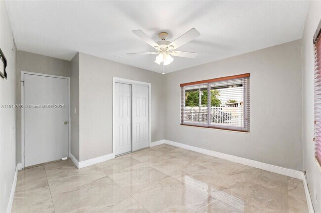 Building Photo - 810 E 9th Pl