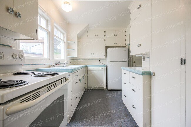 Building Photo - 930 SE 53rd Ave