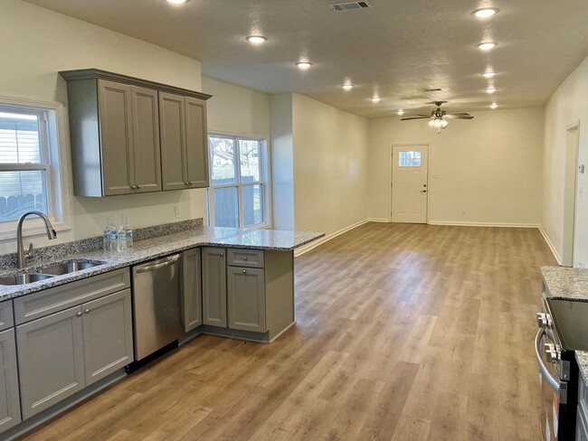 Building Photo - FOR RENT - 2 Bedroom, 2 Bath West End Char...