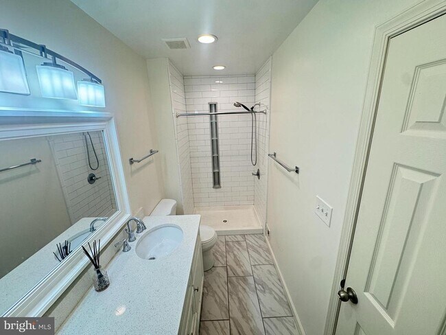 Building Photo - 9250 Three Oaks Dr