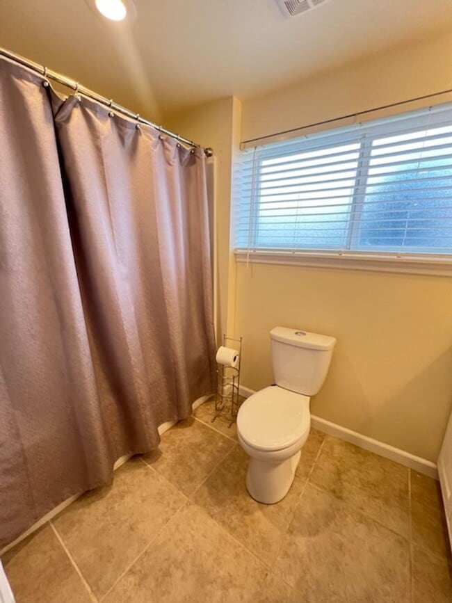 Building Photo - SPACIOUS 4 bed/2 bath home in desired location with double garage, fenced back yard!