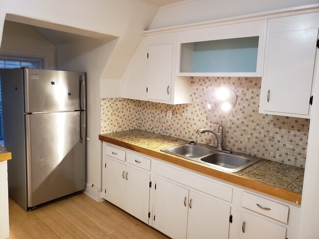 Building Photo - 221 Doyle Ave