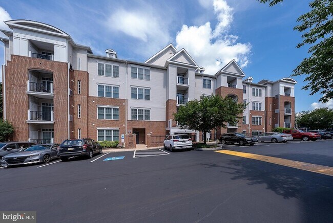 Building Photo - 300 W Elm St