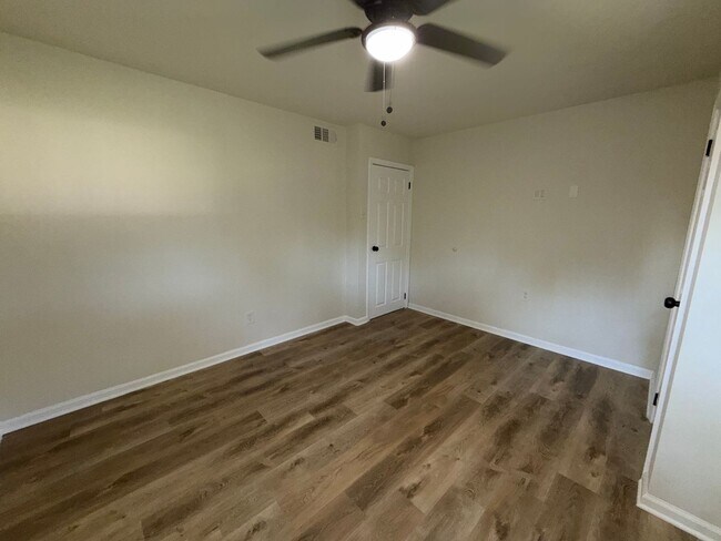 Building Photo - 13091 Lakeridge Dr