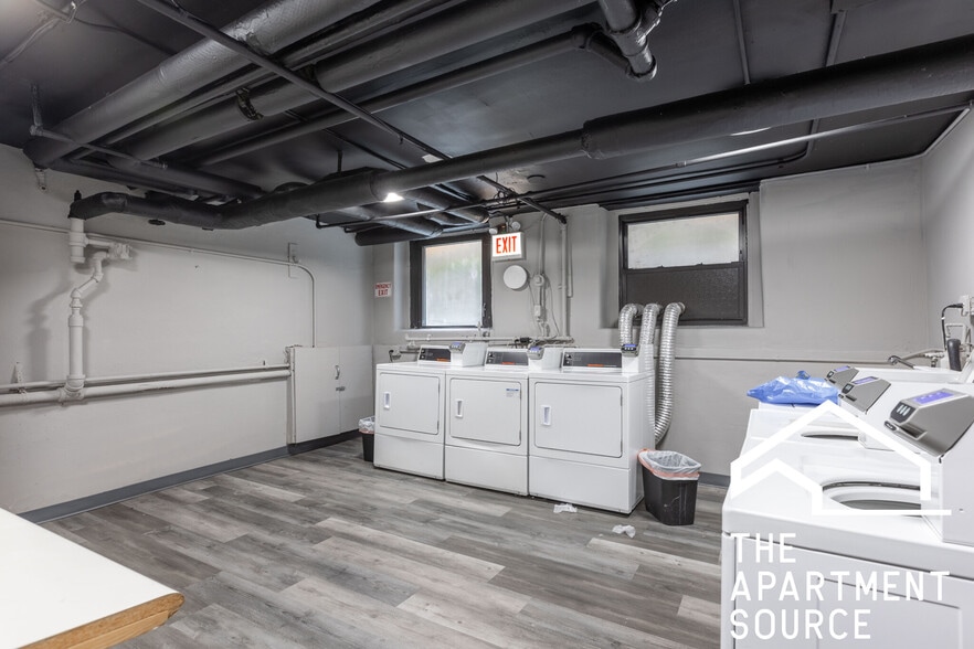 Building Photo - 717 W Belmont Ave