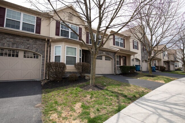 Building Photo - Spacious 3BR Townhome in Harrisburg – First-floor primary bedroom, Garage & Deck!