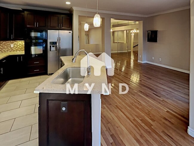 Building Photo - 5117 Renaissance Ave Unit C