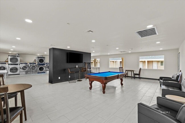 Building Photo - 1879 W Peppertree Dr