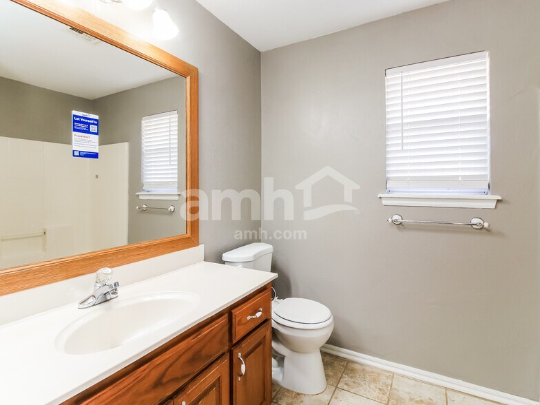 Building Photo - 700 SW 156th Pl