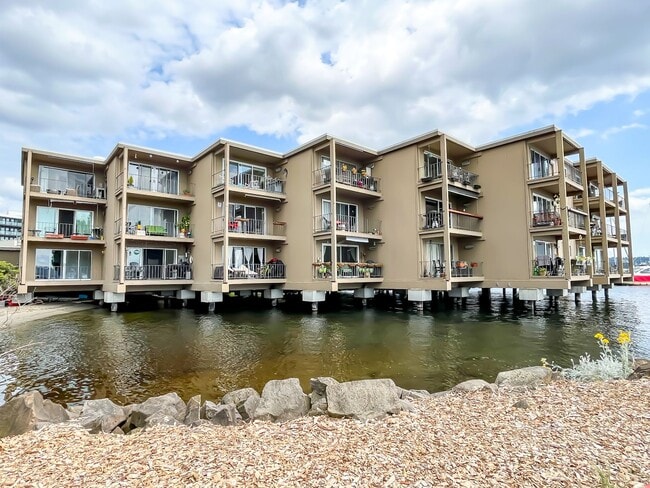 Primary Photo - Waterfront 2bd/1bth Condo Downtown Kirklan...