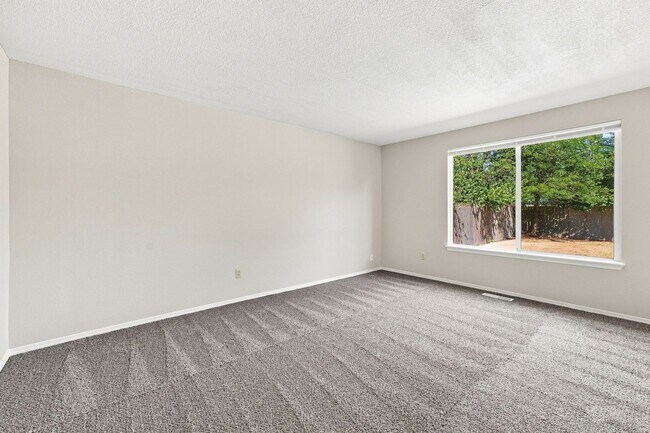 Building Photo - 15600 NE Noble St