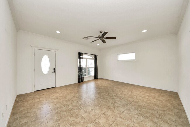 Building Photo - 228 Greenleaf St