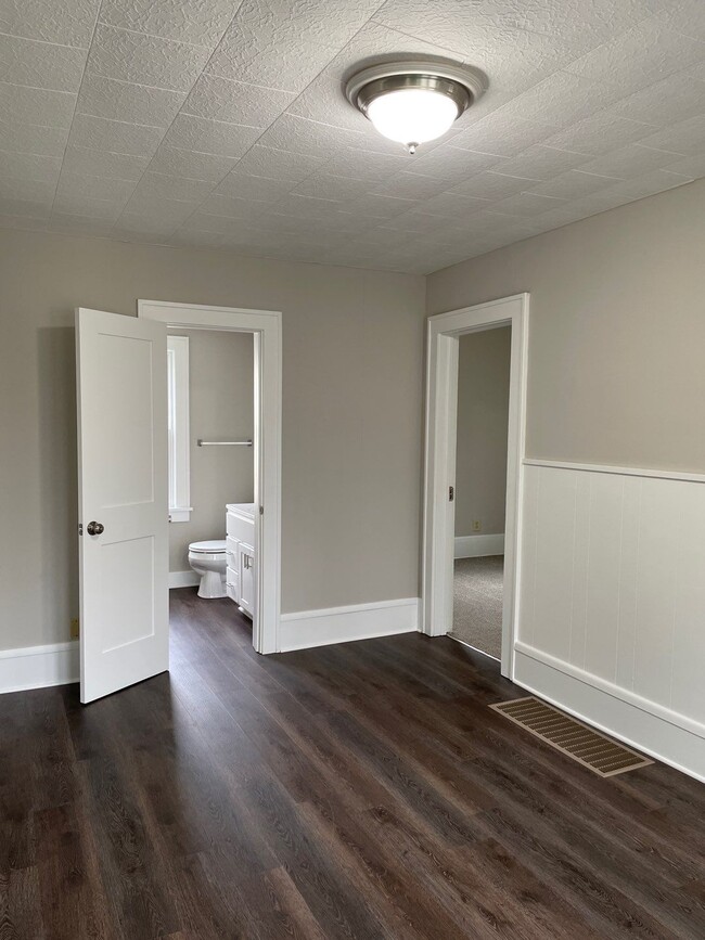 Building Photo - 147 Conrad St