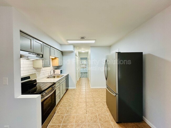 Building Photo - 420 Rose Ave