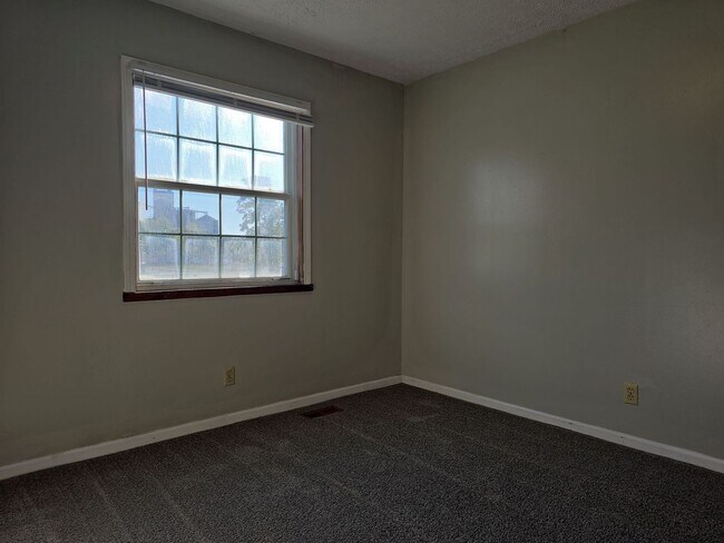 Building Photo - Spacious Townhouse Living Just Outside Downtown Woodburn