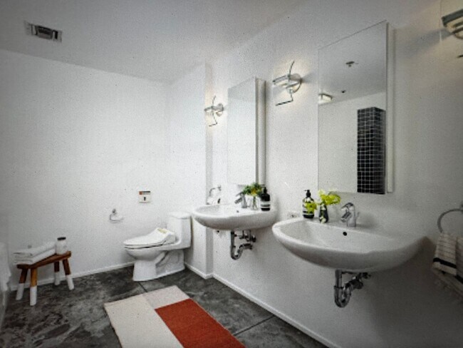Building Photo - Executive Loft Available in Long Beach!
