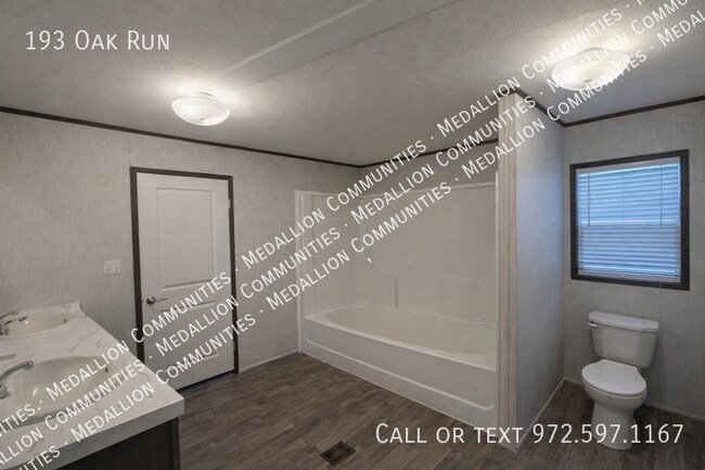 Building Photo - 193 Oak Run