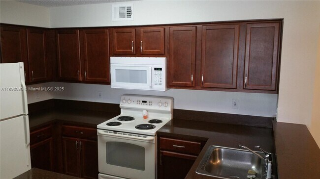 Building Photo - 7640 Westwood Dr