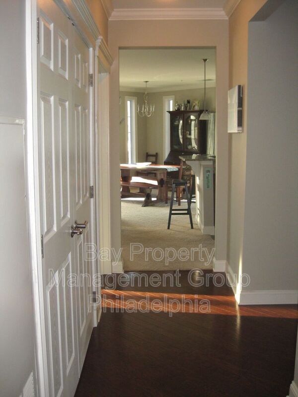 Building Photo - 300 W Elm St