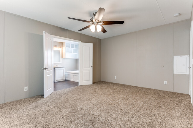 Building Photo - 7151 Woodlake Pkwy