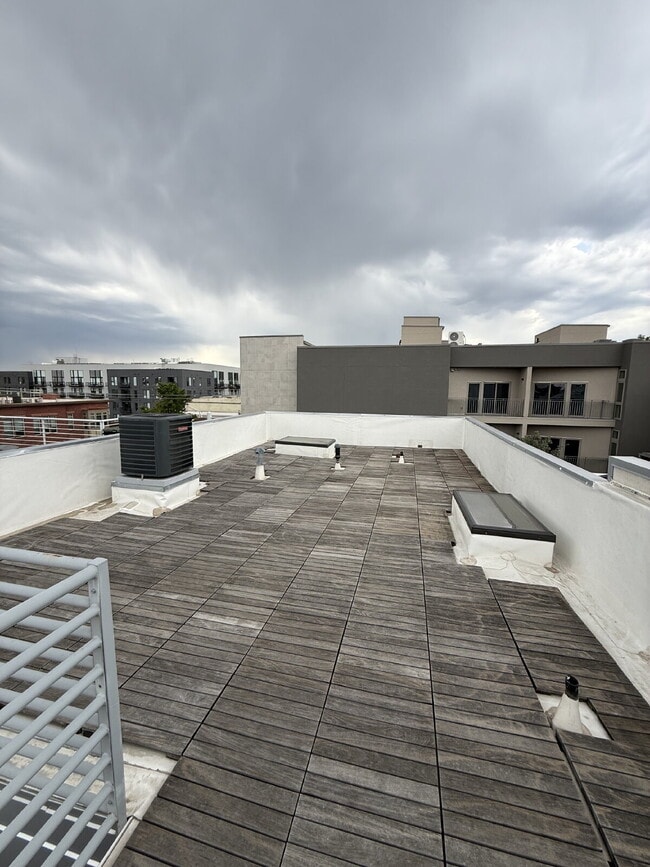 Building Photo - "Spacious 3-Bedroom Townhouse Retreat in Vibrant Denver with 2.5 Baths – 2047 Sq Ft of Modern Liv...