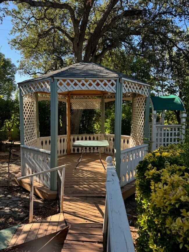 Building Photo - 3 Bedroom In Shasta View Neighborhood with Bonus room, sun room, gazebo and putting green!