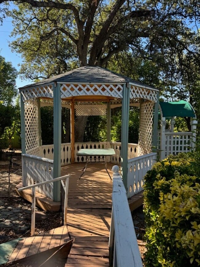 Building Photo - 3 Bedroom In Shasta View Neighborhood with...