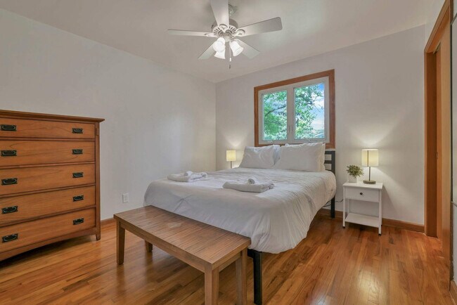 Building Photo - 3695 Montclair Dr
