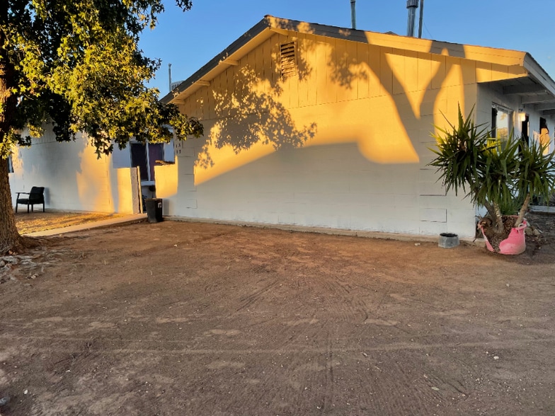 Building Photo - 927 S Thorne Ave