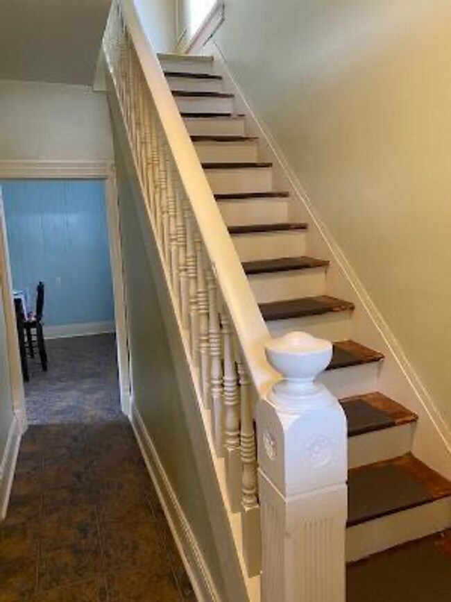 Building Photo - Coraopolis - 2 Bedroom Home. Great Location on 5th Avenue