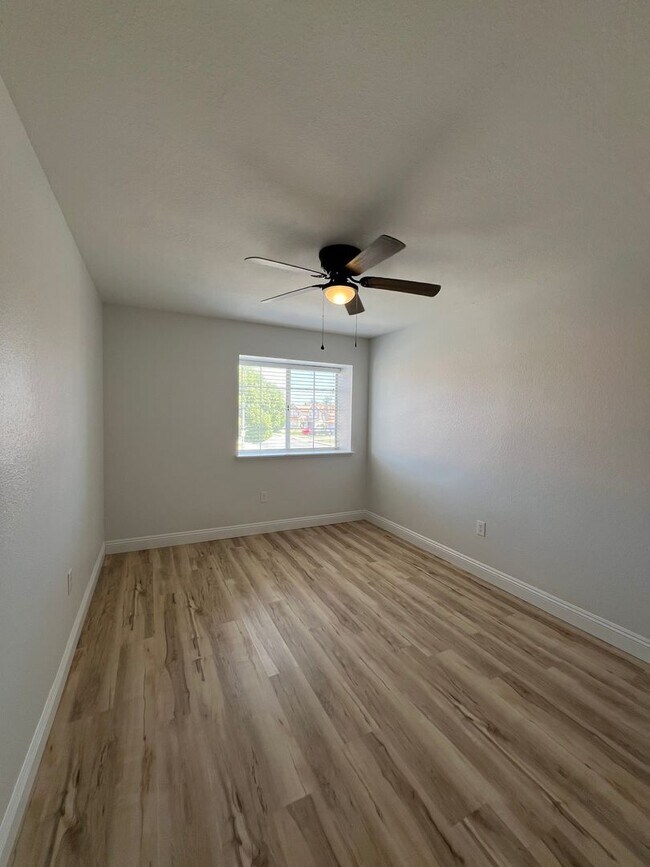 Building Photo - 7501 Canyon Clover Dr