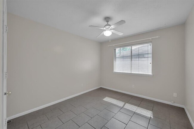 Building Photo - 10914 Waterview Cir