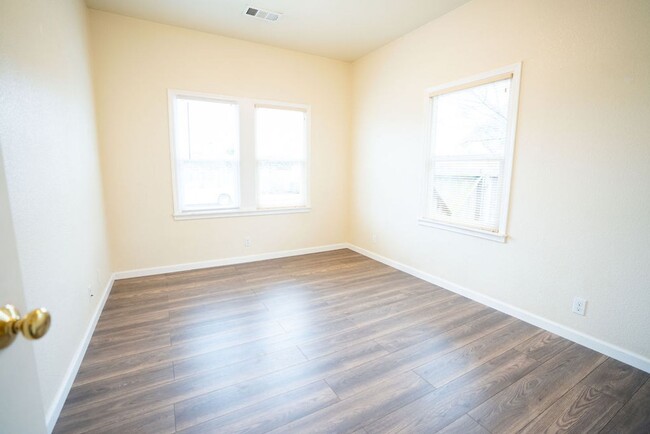 Building Photo - Charming Bungalow in Henderson Center!