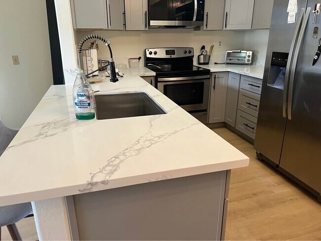 Building Photo - 550 Camino De La Reina