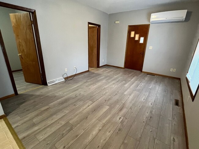 Building Photo - 2 Bed 1 Bath