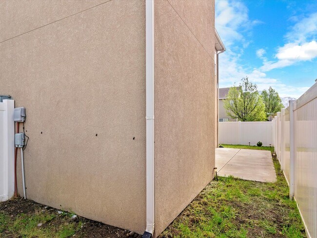 Building Photo - Newly Updated South Ogden Townhome | 3 Bed | Private Backyard | 2-Car Garage