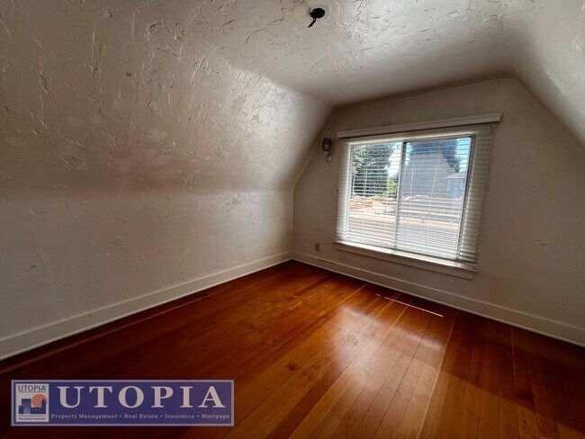 Building Photo - Charming 3 Bedroom, 1.5 Bathroom close to ...