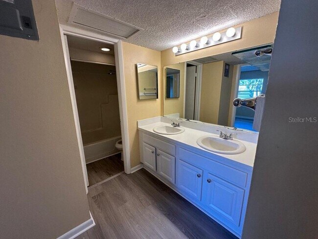 Building Photo - 2553 N Alafaya Trail