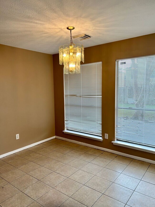 Building Photo - 18315 Willow Moss Dr