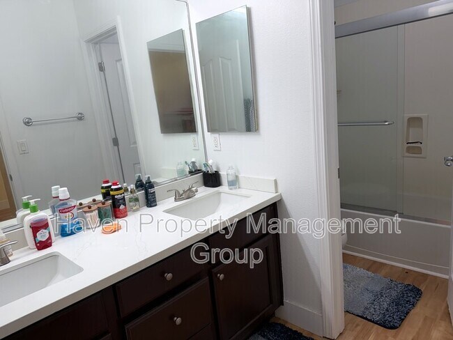 Building Photo - 49 E Heritage Dr