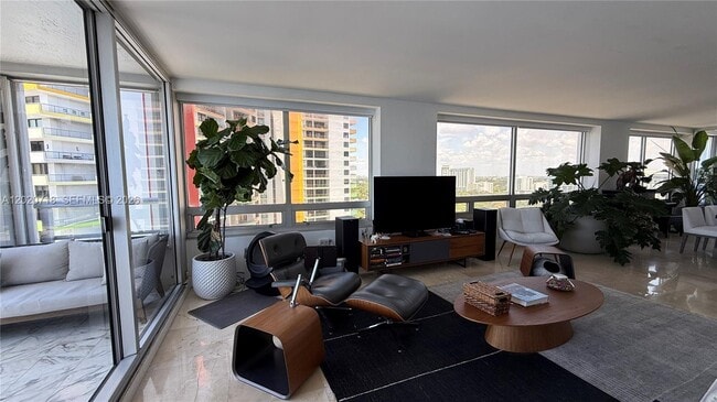 Building Photo - 1541 Brickell Ave