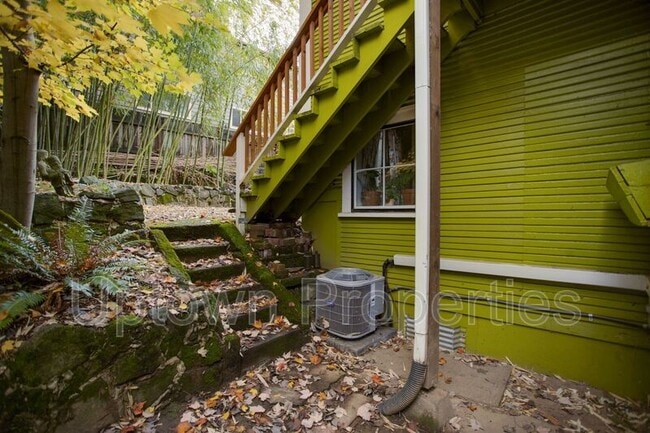 Building Photo - 2424 SE Yamhill St