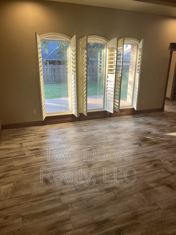Building Photo - 13123 Red Oak Dr