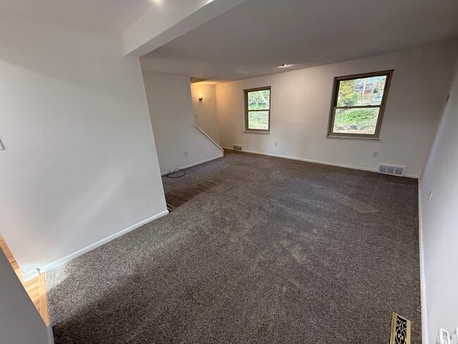 Building Photo - 111 Roberts Dr
