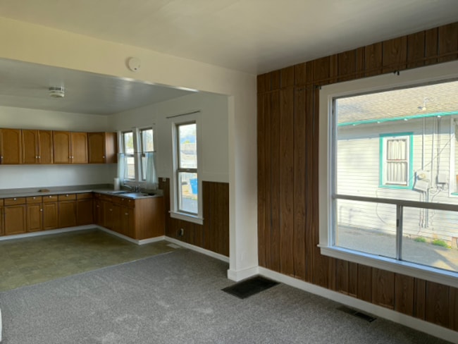 Building Photo - West Side Petaluma Near Down Town  - 2 Bedroom 1 Bathroom