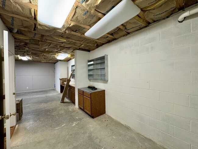 Building Photo - 124 Vinita Ln