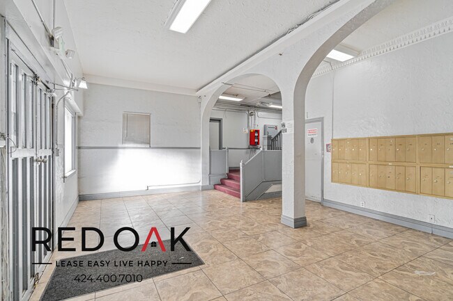 Building Photo - 400 S Kenmore Ave