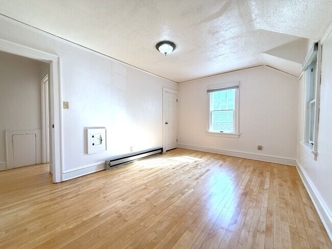 Building Photo - 3-bedroom single family in West Allis - Av...